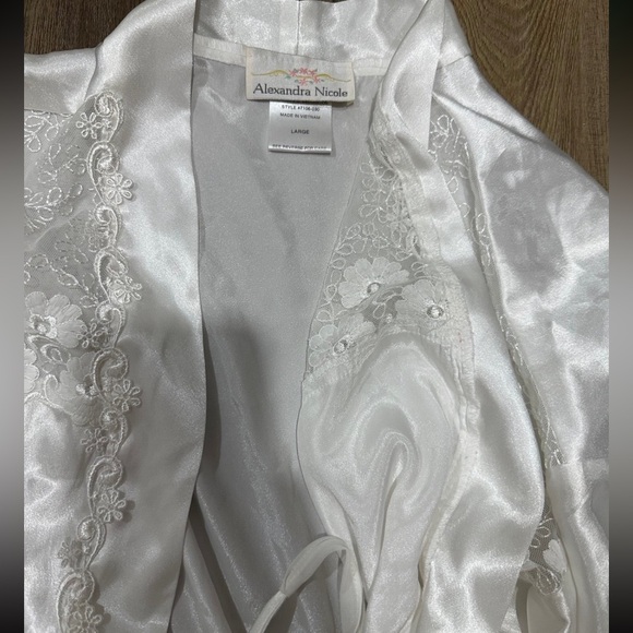 White night gown and robe - Picture 3 of 3